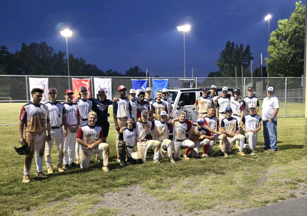 Baseball team posing for a photo.